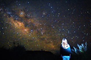 西表島コロンブスが行う大人気ナイトツアーでの一コマで、西表島の夜を彩る満点の星空観察ツアーの写真を撮影。